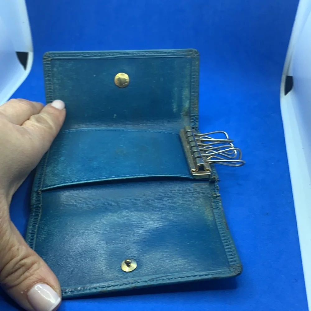 Louis‎ Vuitton Epi leather blue keychain Blue 6 key holder with snap closure